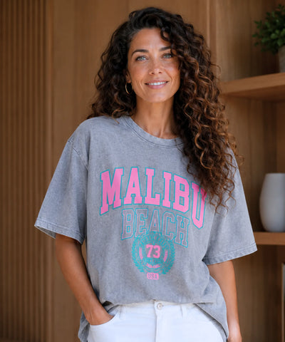 Camiseta oversized feminina cinza vestida com jeans branco