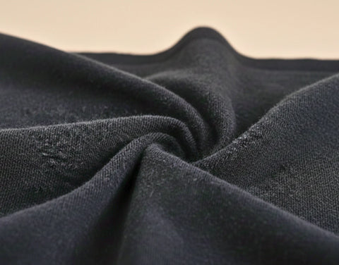 Detalhe do tecido 100% algodão estonado da camiseta oversized feminina preta