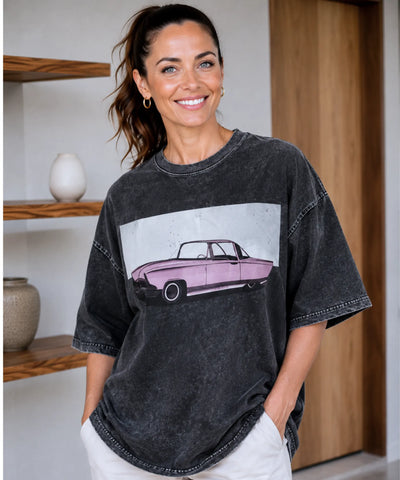 Camiseta oversized feminina preta estonada estampa carro vintage rosa, modelo usando de frente