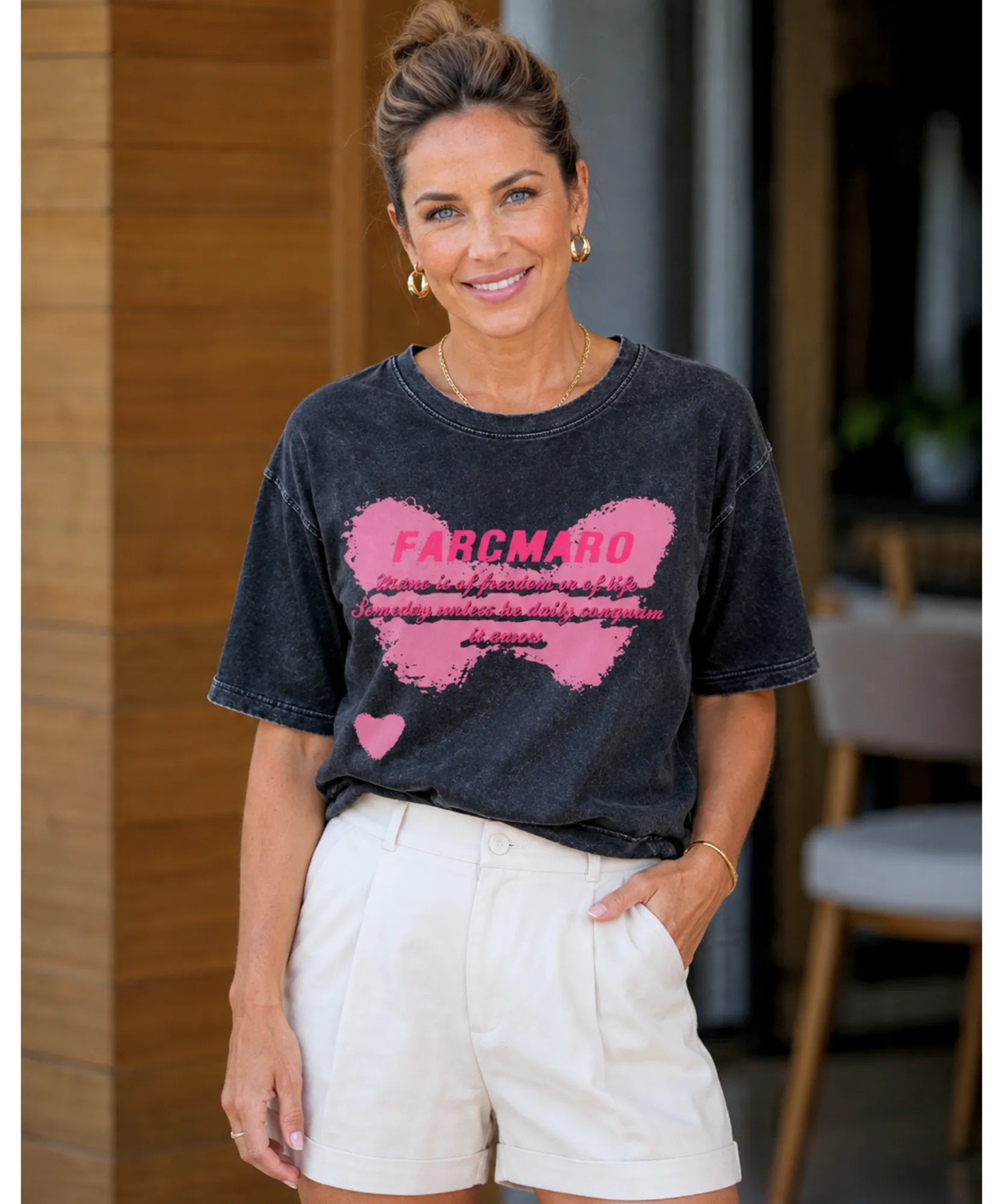 Camiseta oversized feminina preta estonada estampa Farcmaro, still com short branco