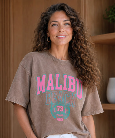 Camiseta oversized feminina marrom vestida em still