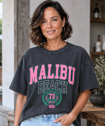 Camiseta oversized feminina preta vestida em still
