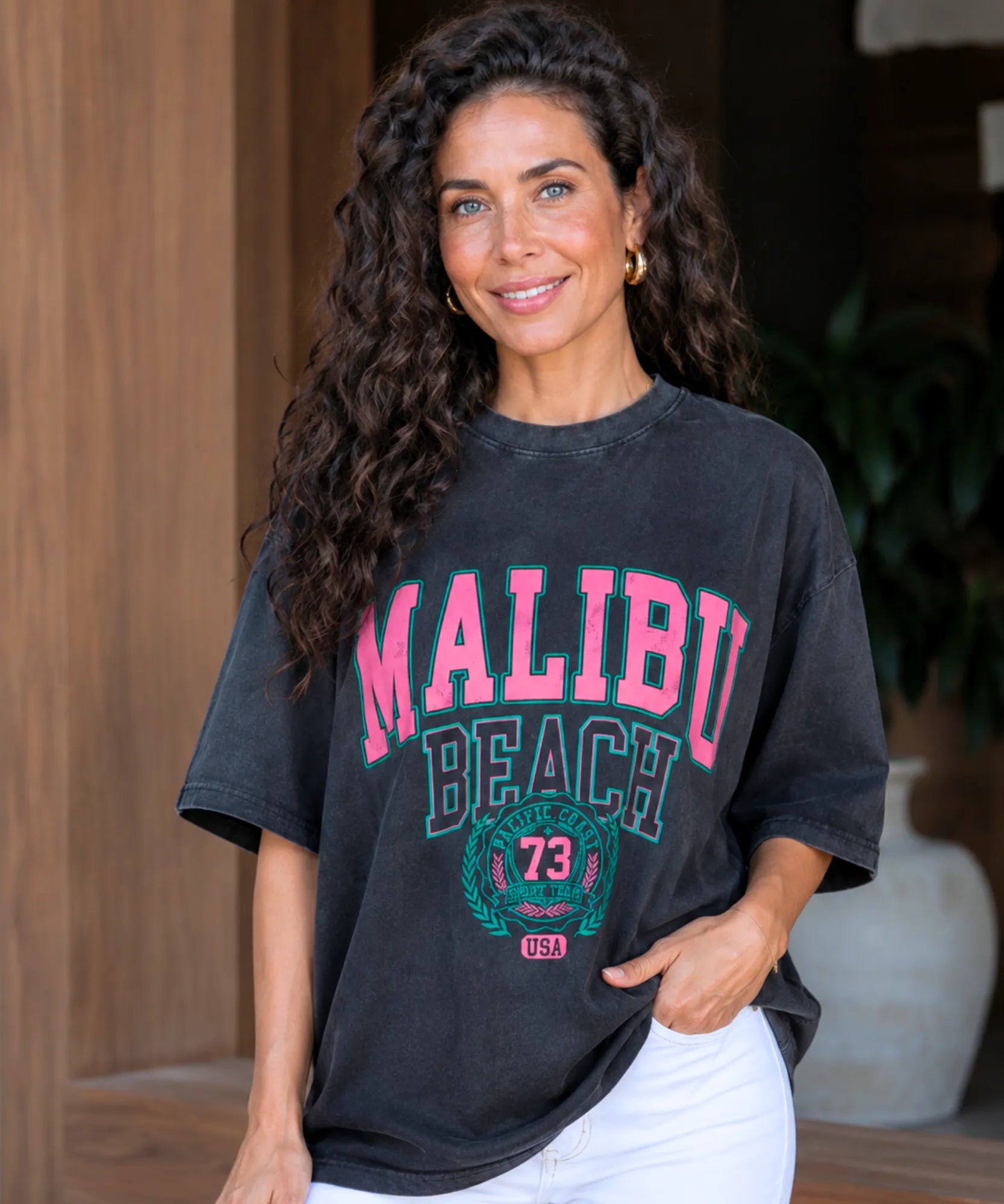 Camiseta oversized feminina preta com cabelo cacheado