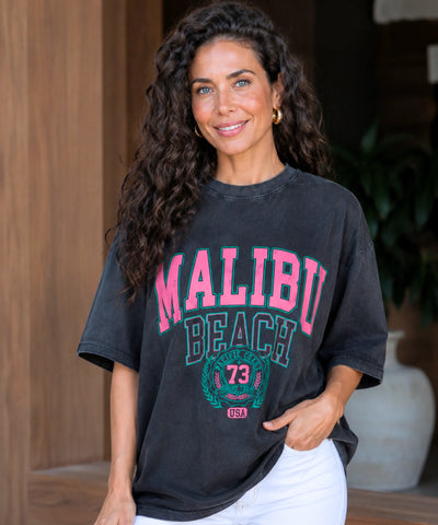 Camiseta oversized feminina preta com cabelo cacheado