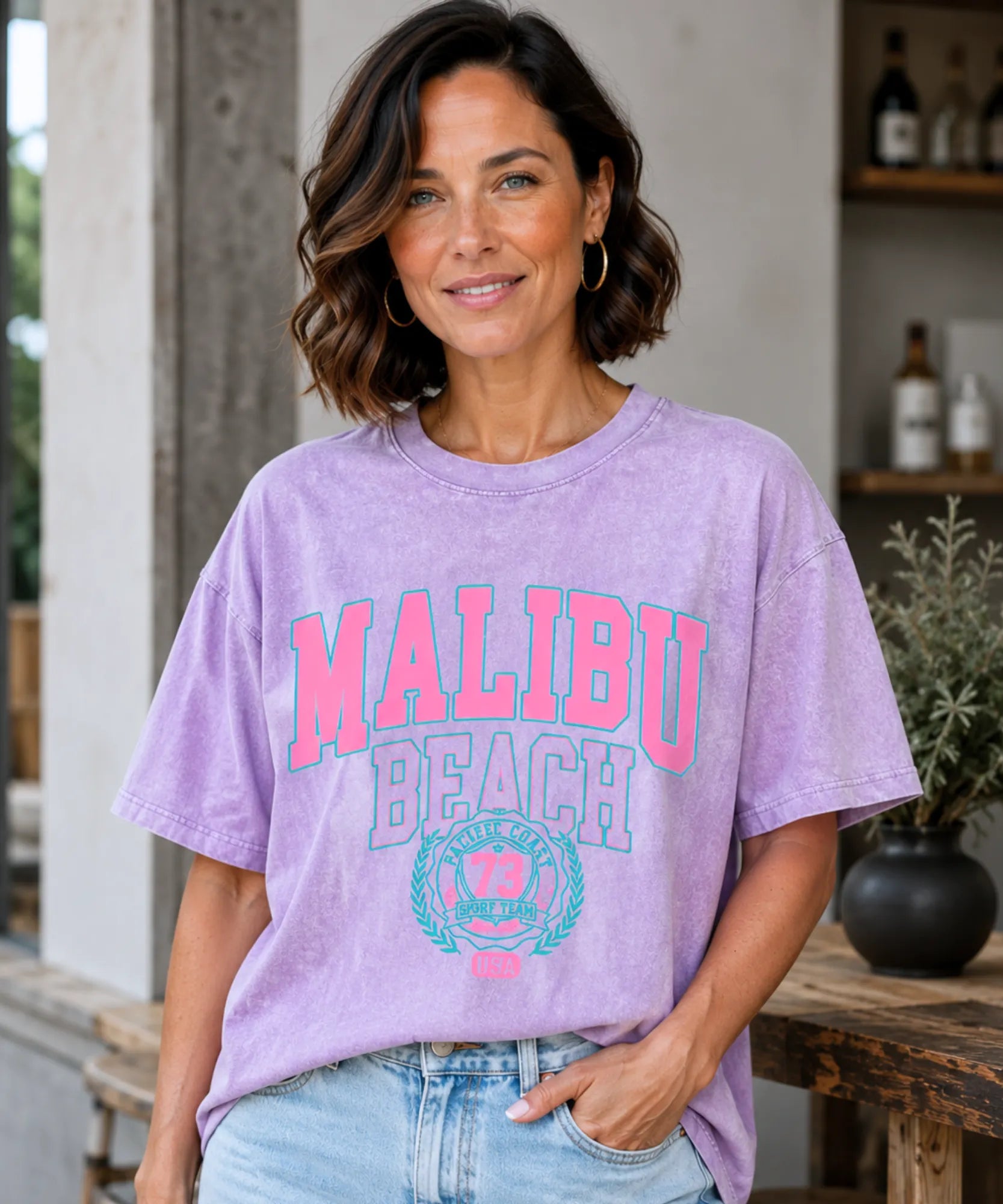 Camiseta oversized feminina roxa detalhe da estampa Malibu Beach