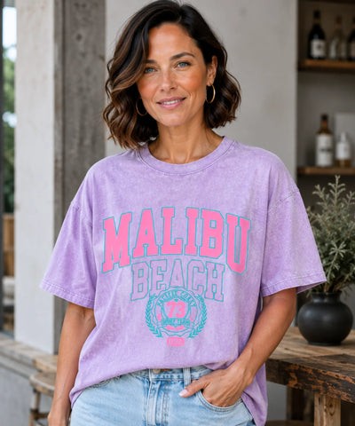 Camiseta oversized feminina roxa detalhe da estampa Malibu Beach