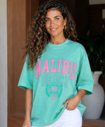 Camiseta oversized feminina verde menta detalhe da gola