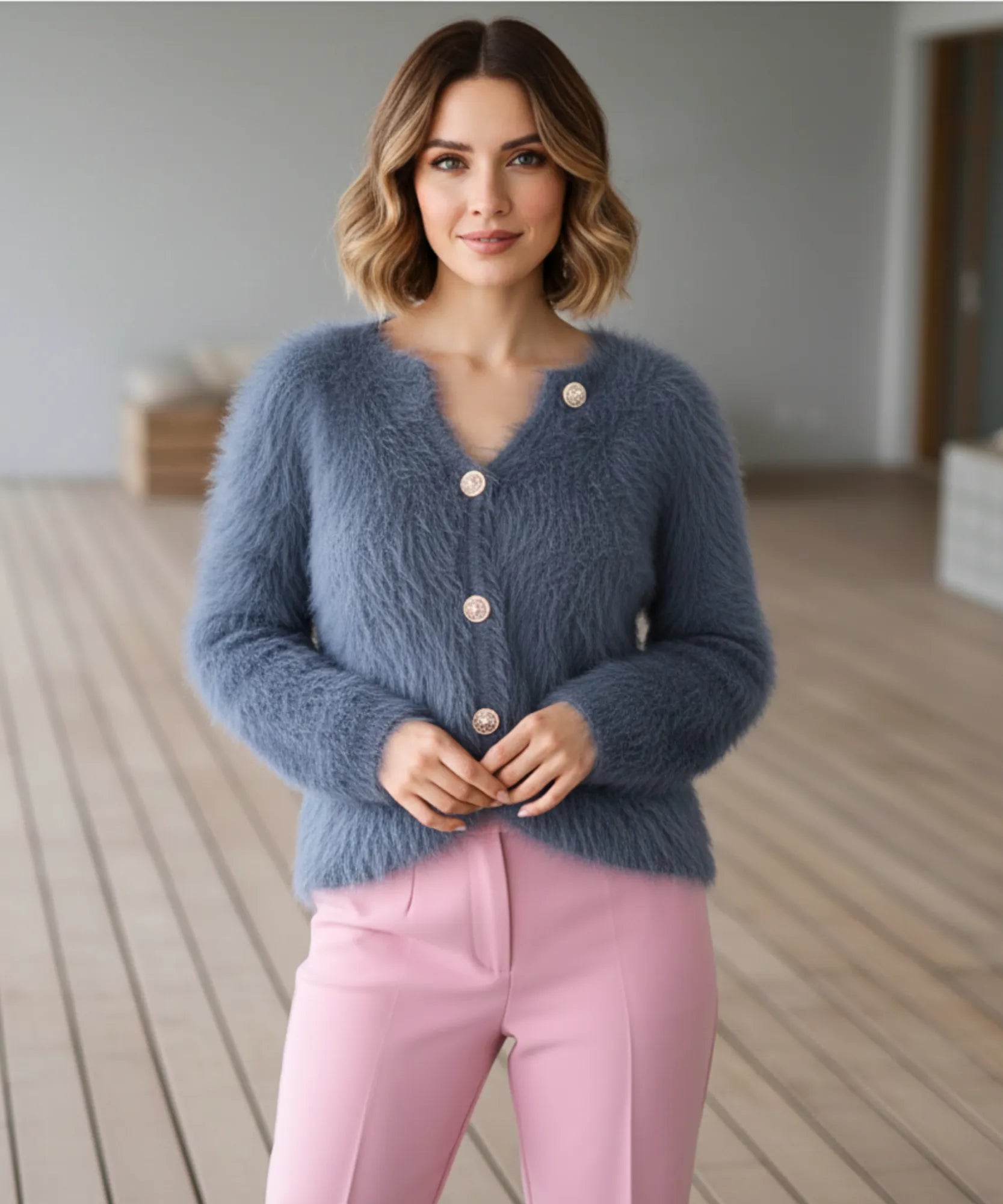 Comprar cardigan curto feminino peluciado com botões sofisticados e textura elegante para dias frescos ou ambientes climatizados em promoção ZARA