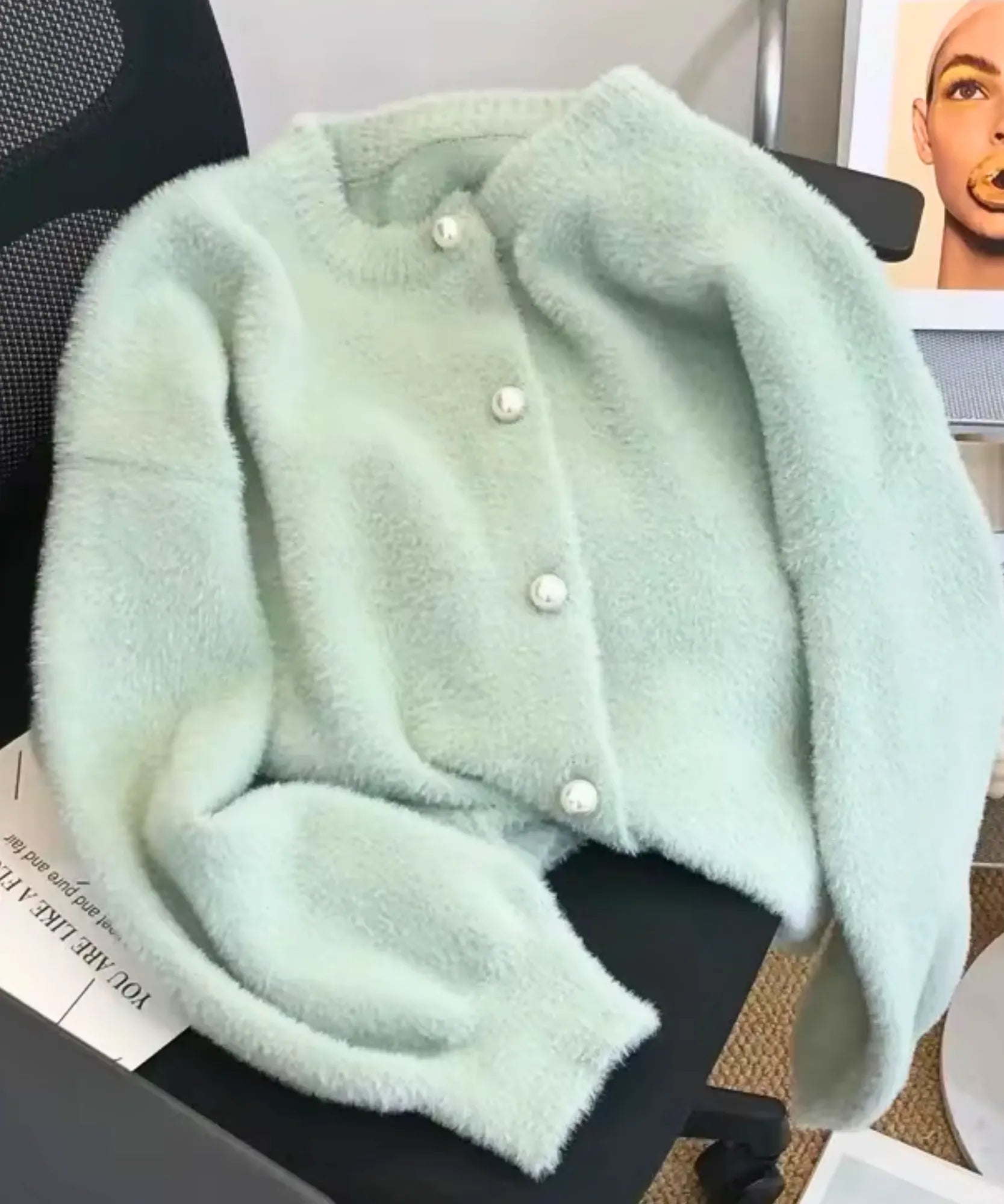 Comprar cardigan curto feminino peluciado com botões perolados elegantes para visual sofisticado e delicado em dias frescos barato ZARA