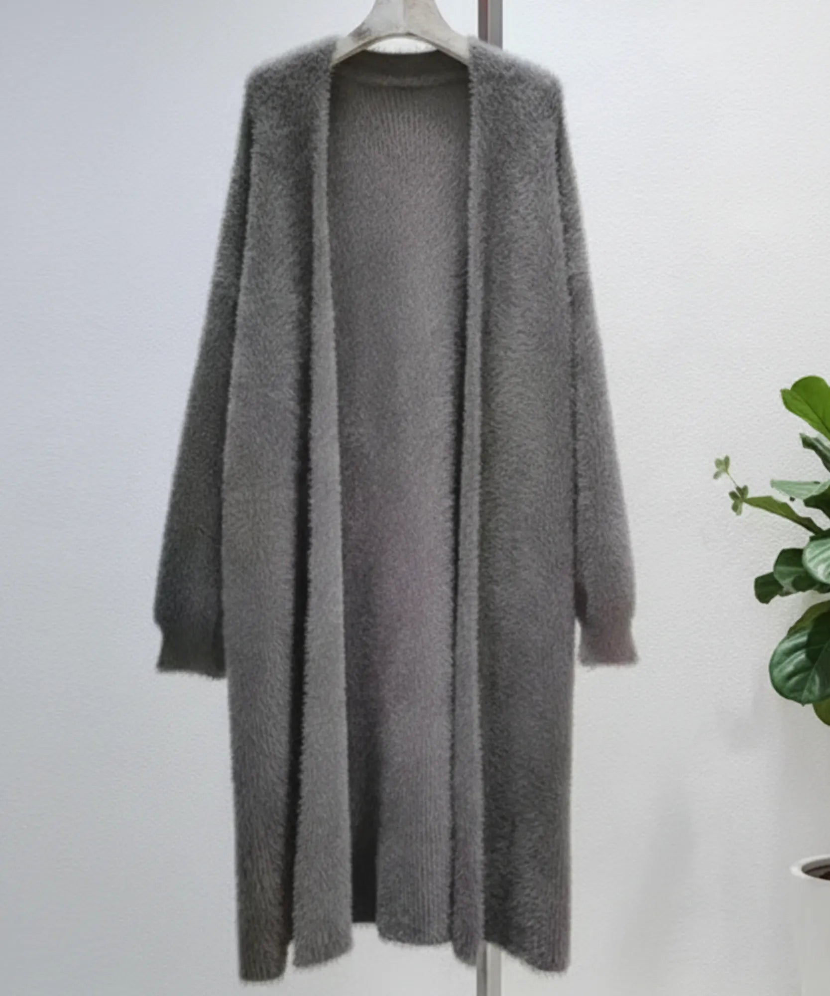 Comprar cardigan feminino peluciado longo em tricot macio e impecável para dias frios ou meia-estação em promoção ZARA
