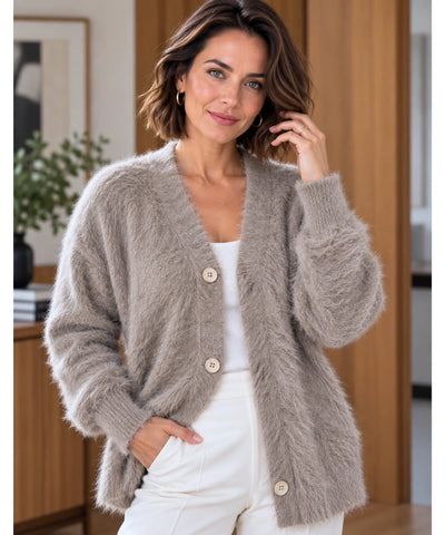 Cardigan feminino cinza claro de tricot pelúcia com botões, de frente