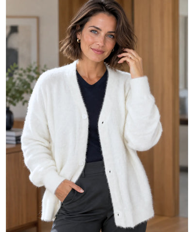 Cardigan feminino off white de tricot pelúcia, look completo com calça escura