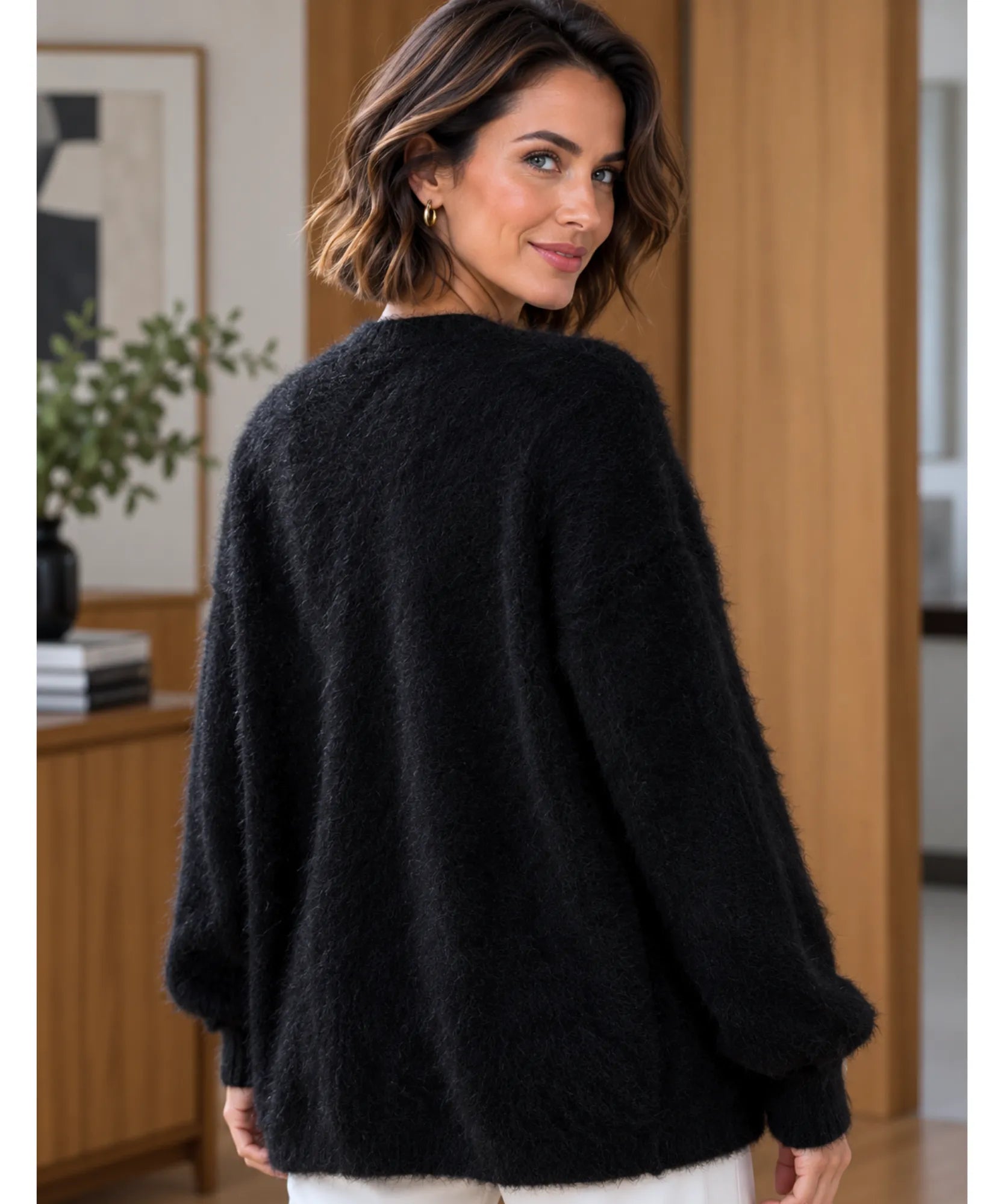 Cardigan feminino preto de tricot pelúcia, vista de costas mostrando a textura felpuda