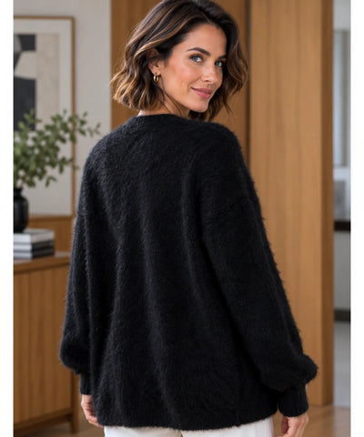 Cardigan feminino preto de tricot pelúcia, vista de costas mostrando a textura felpuda