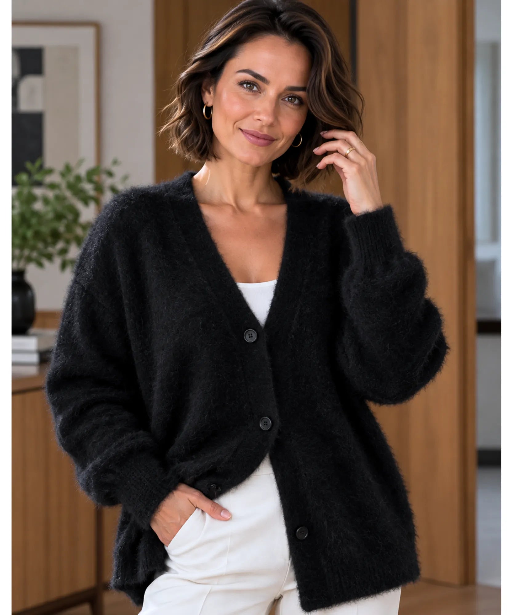 Cardigan feminino preto de tricot pelúcia com botões, modelo usando de frente