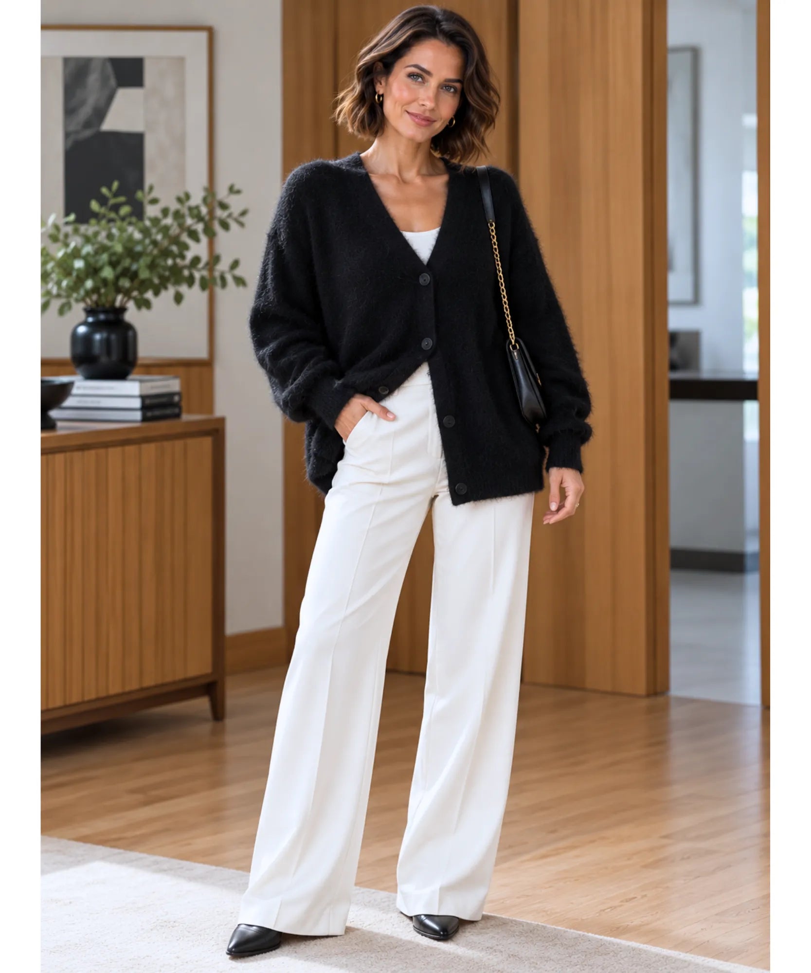Cardigan feminino preto de tricot pelúcia, look completo com calça branca