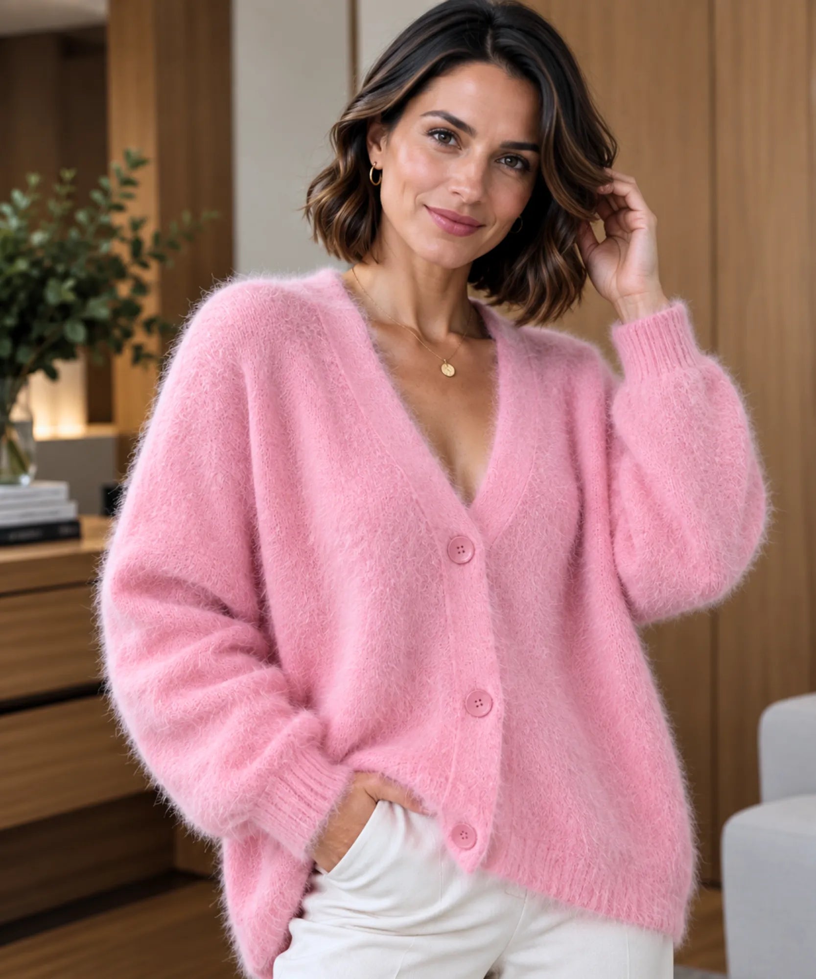 Cardigan feminino rosa de tricot pelúcia, usado aberto