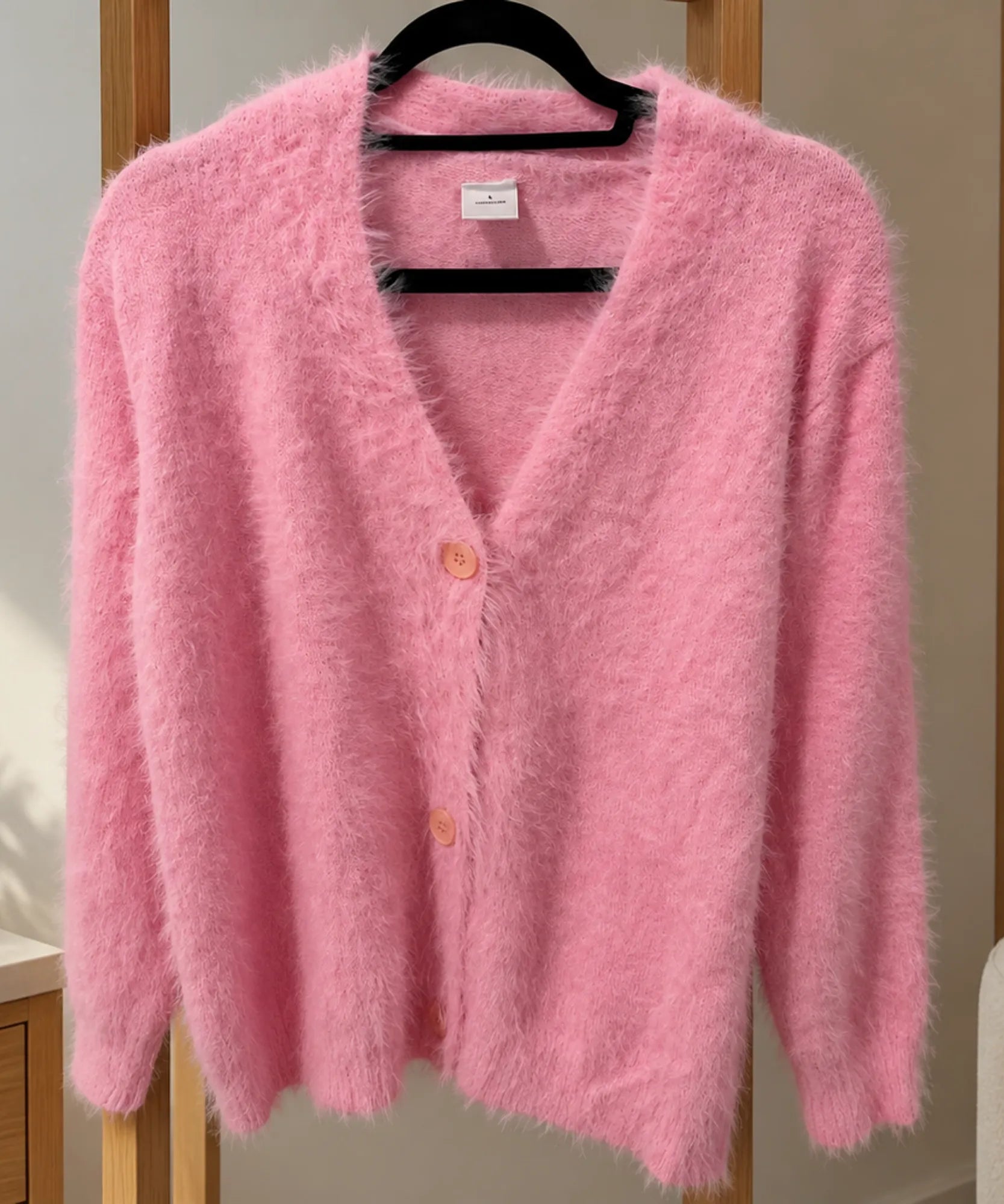 Cardigan feminino rosa de tricot pelúcia, detalhe da textura e dos botões