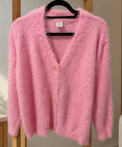 Cardigan feminino rosa de tricot pelúcia, detalhe da textura e dos botões