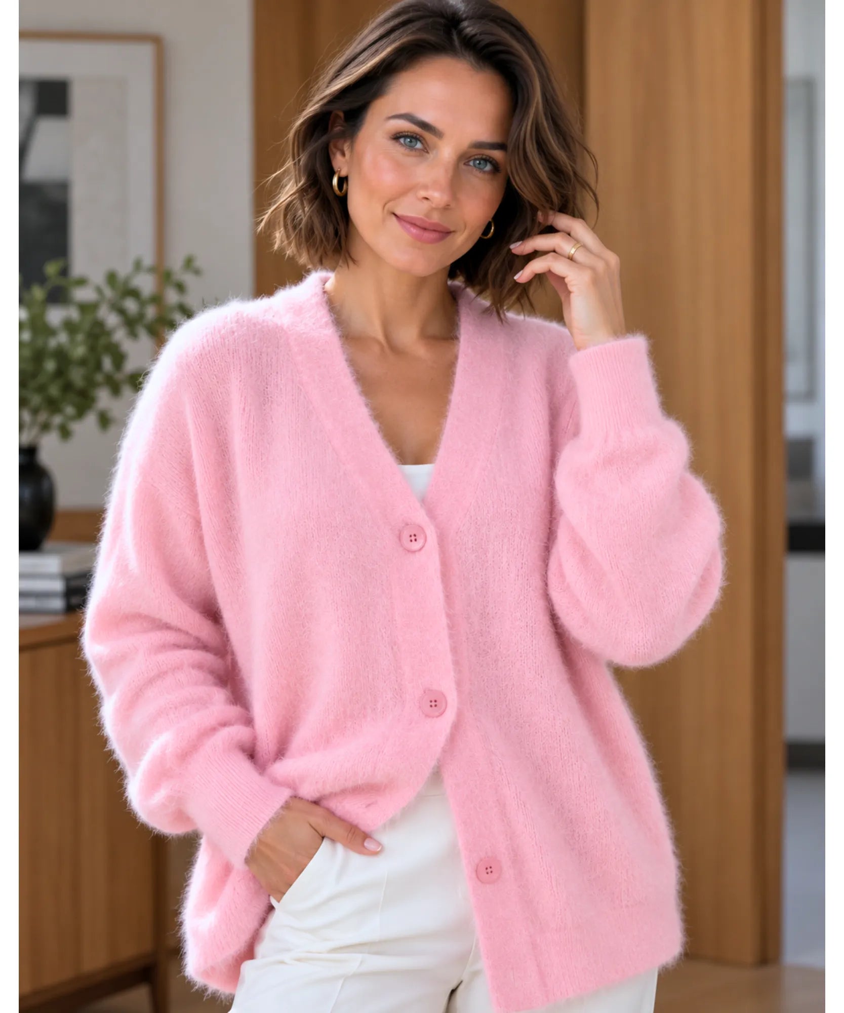 Cardigan feminino rosa de tricot pelúcia com botões, de frente