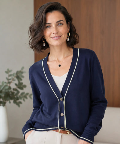 Cardigan tricot feminino azul marinho abotoado sobre blusa off white, look casual elegante com cinto