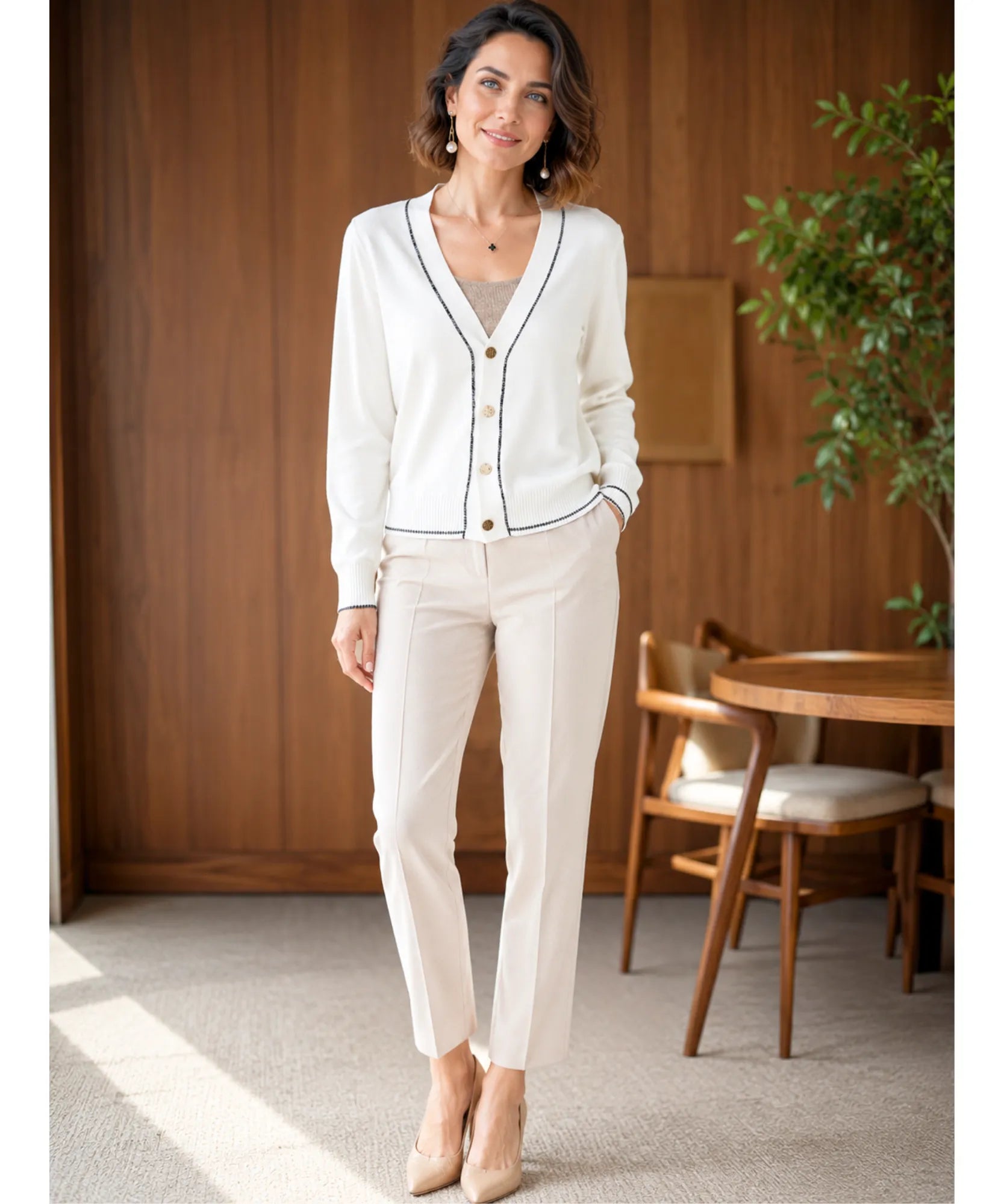 Cardigan tricot feminino branco off white em look completo dos pés à cabeça, com calça e scarpin bege