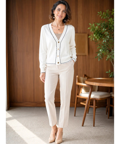 Cardigan tricot feminino branco off white em look completo dos pés à cabeça, com calça e scarpin bege
