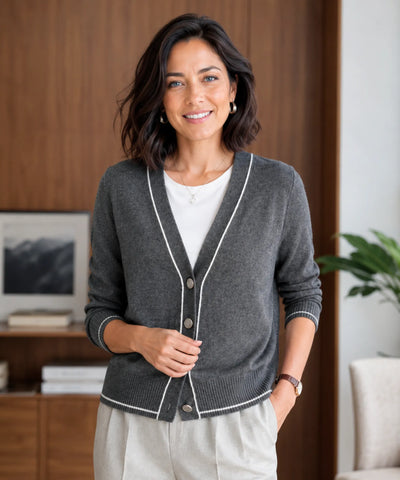 Cardigan tricot feminino cinza mescla usado em sobreposição a camiseta branca, vivo branco em contraste
