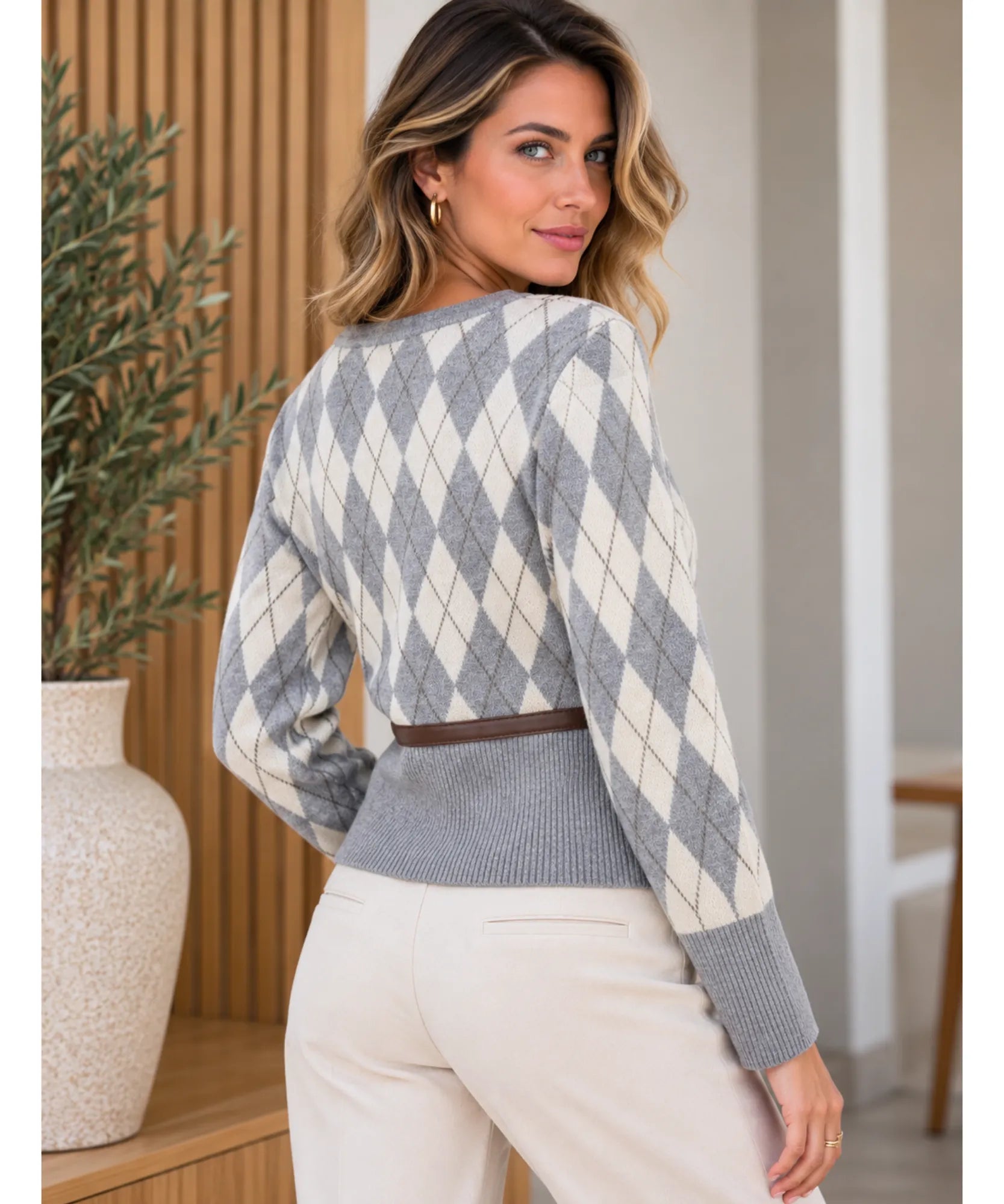 Cardigan xadrez argyle cinza visto de costas com cinto marrom