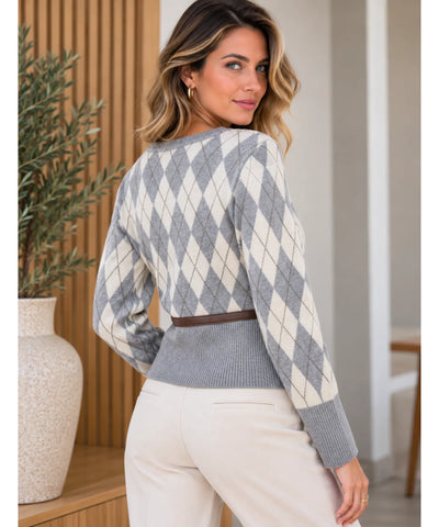 Cardigan xadrez argyle cinza visto de costas com cinto marrom