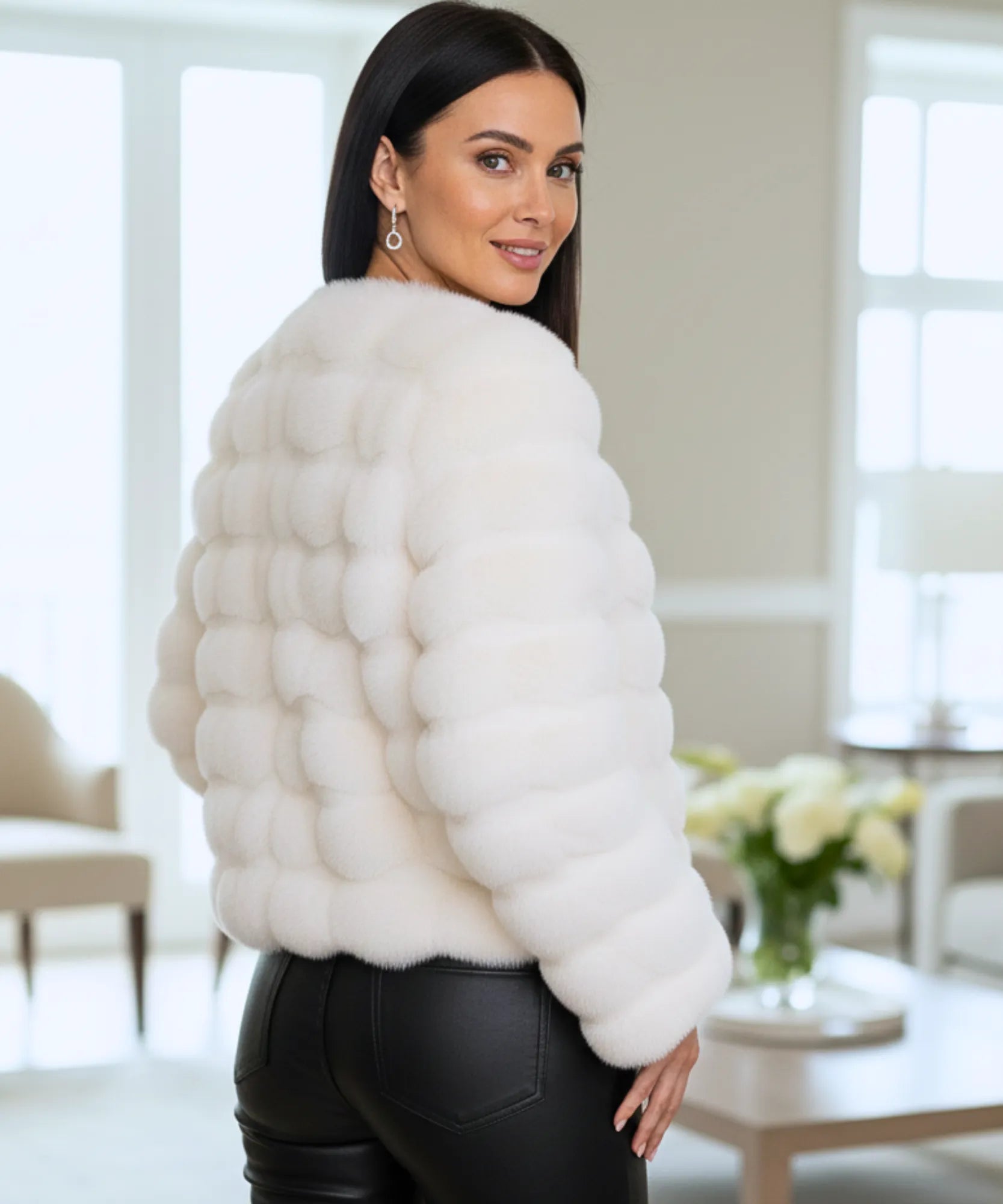 Comprar casaco de pelo feminino inverno curto elegante branco impecável e acabamento sofisticado para looks urbanos e sociais em promoção ZARA
