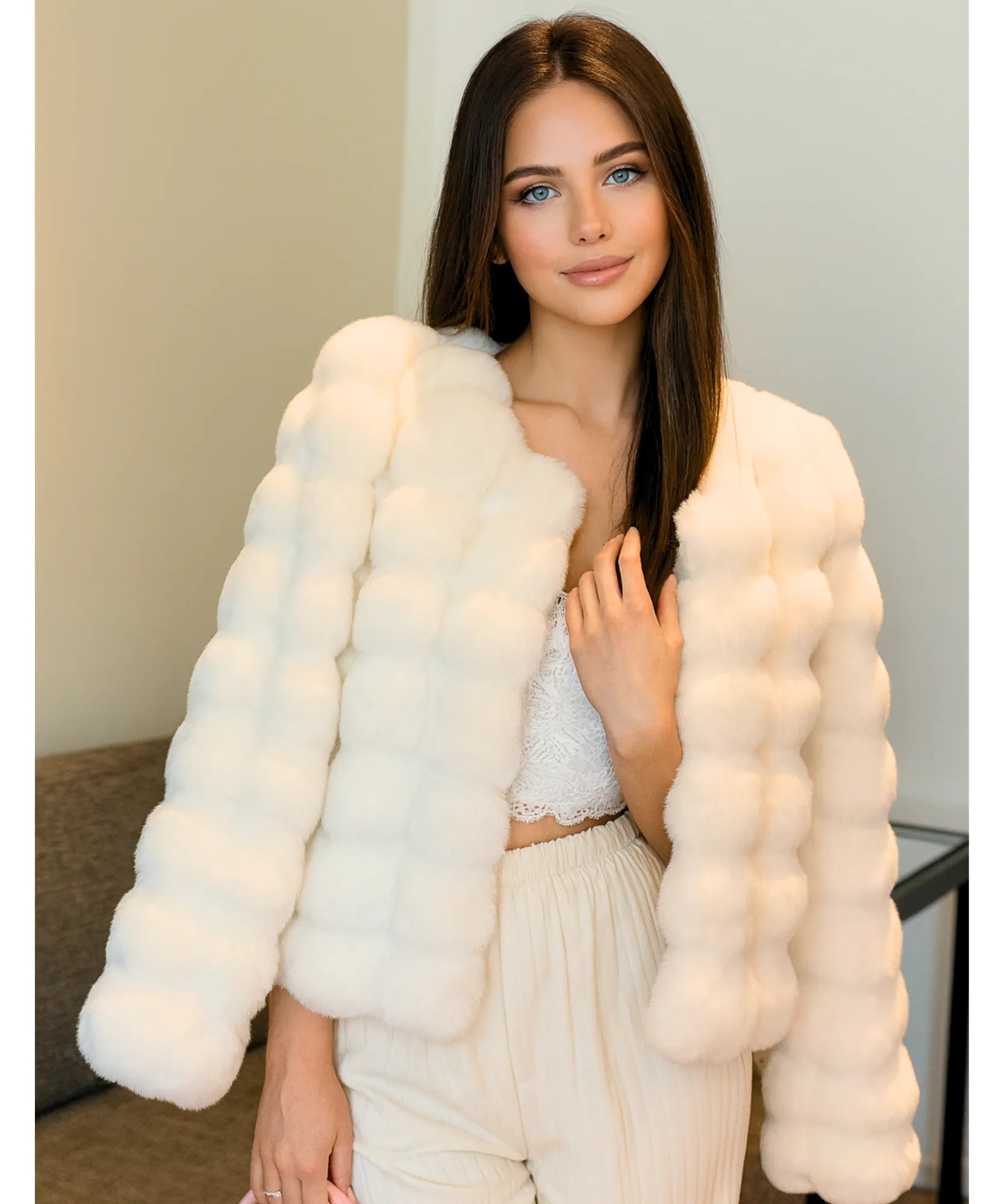 Comprar casaco de pelo feminino branco inverno curto elegante impecável e acabamento sofisticado para looks urbanos e sociais em promoção ZARA
