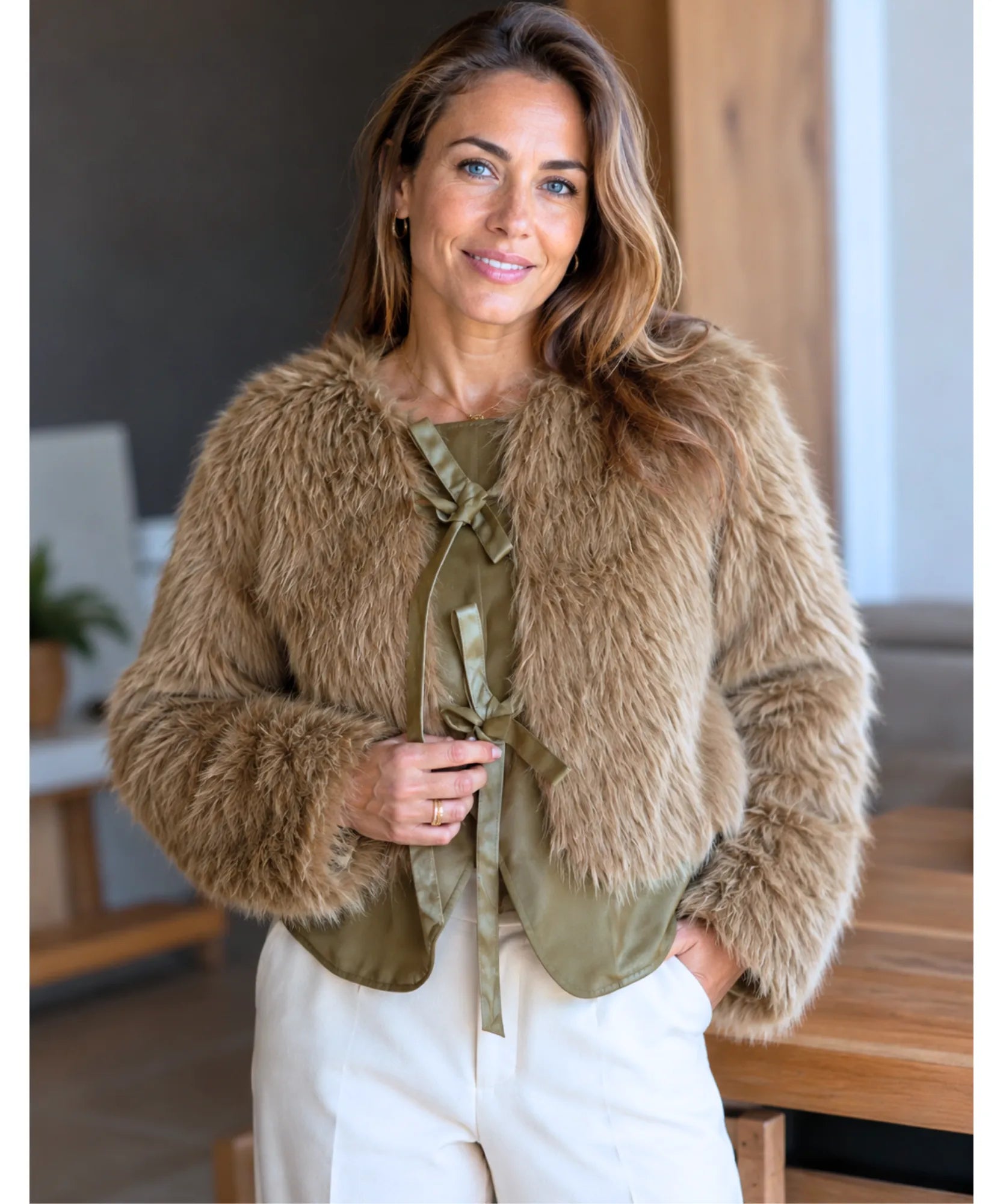 Comprar casaco de pelo feminino curto sofisticado com amarração e forro quente para inverno ou frio intenso barato ANELLIMN 