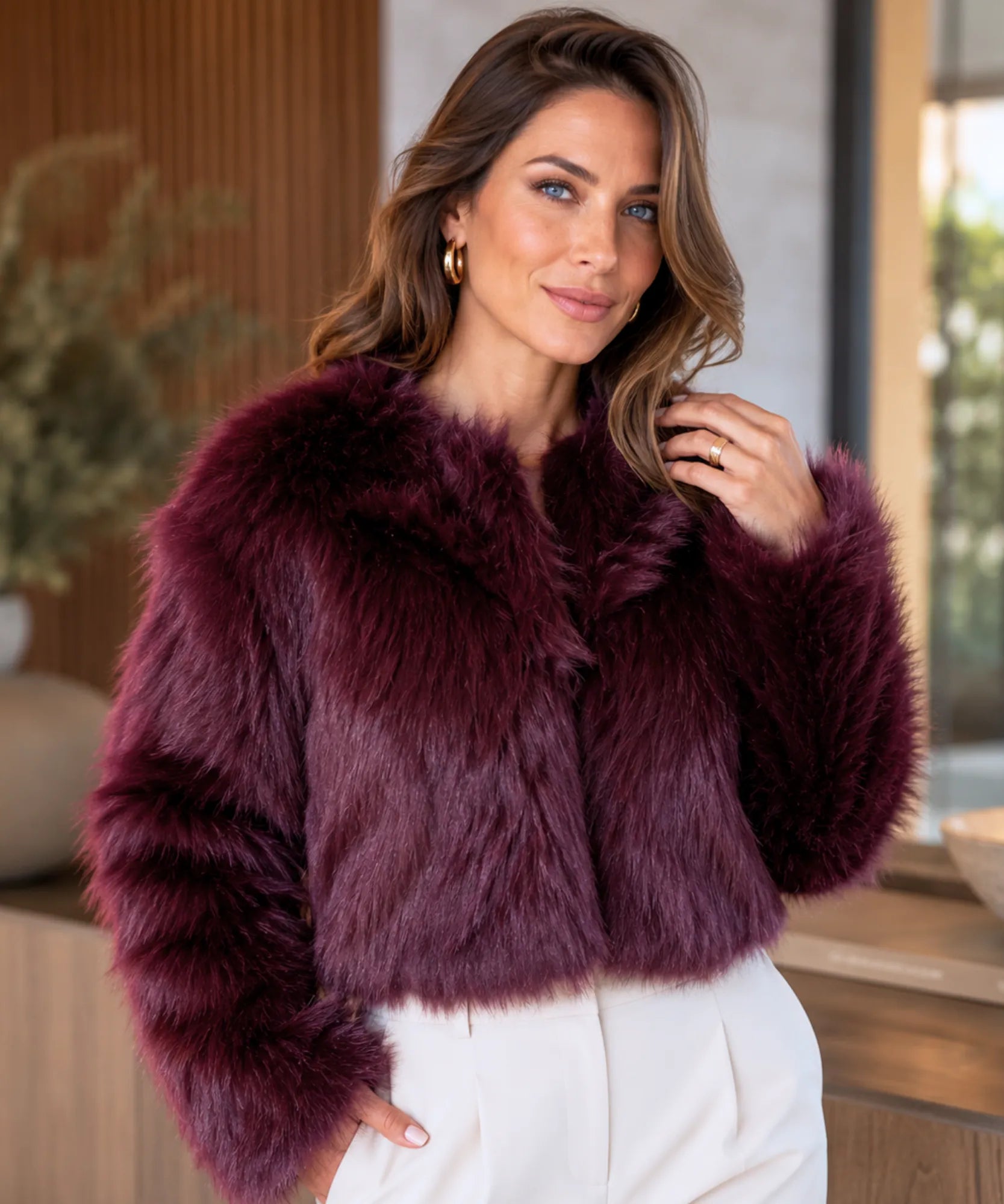 Casaco de pelo feminino curto elegante com forro macio e acabamento sofisticado para inverno, noite ou eventos barato ANELLIMN