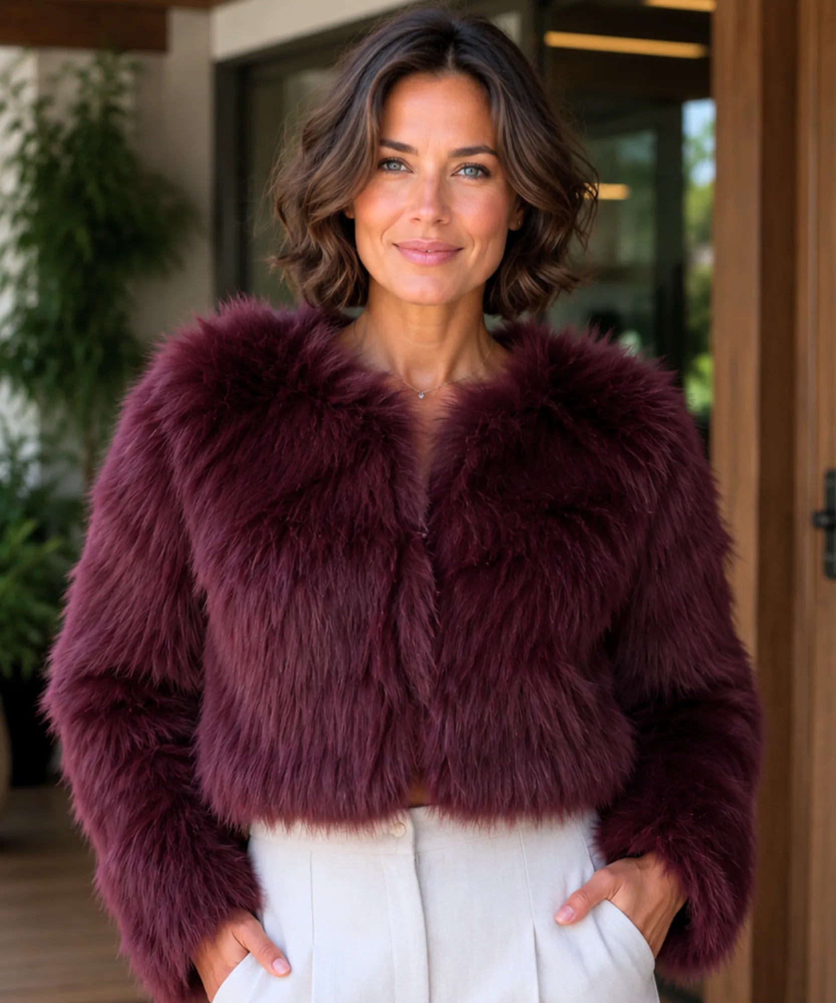 Casaco de pelo feminino curto elegante com forro macio e acabamento sofisticado para inverno, noite ou eventos barato ANELLIMN