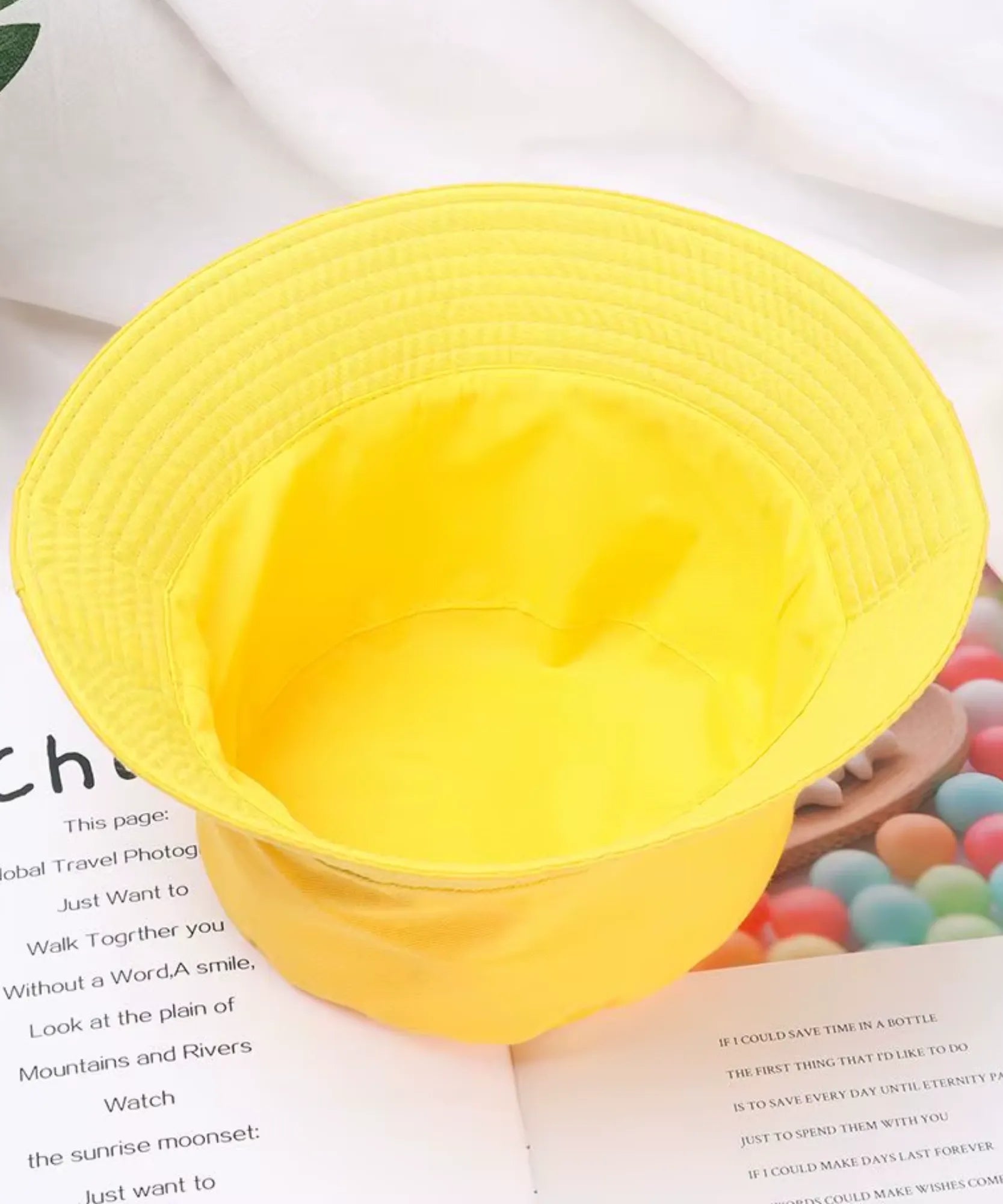 Detalhe do chapéu bucket de algodão na cor amarela, vista superior