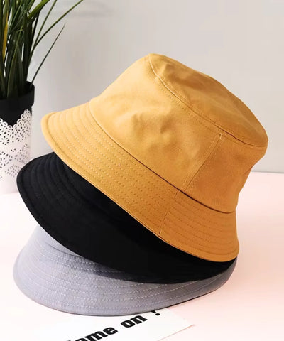 Detalhe do chapéu bucket de algodão na cor caqui, still do produto sem modelo