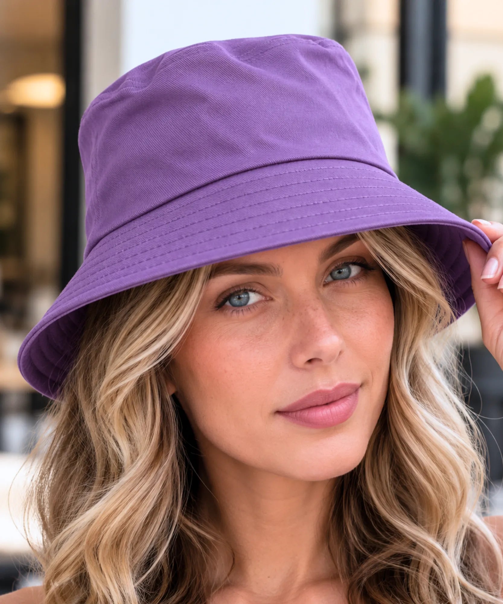 Chapéu bucket de algodão na cor lilás, modelo usando de frente