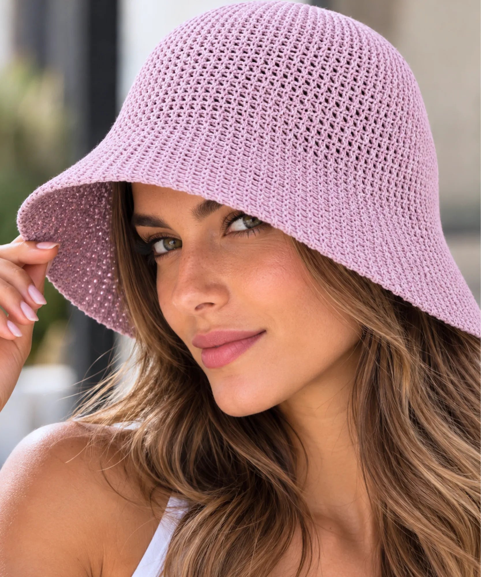 Chapéu bucket vazado lilás usado por modelo, copa estruturada