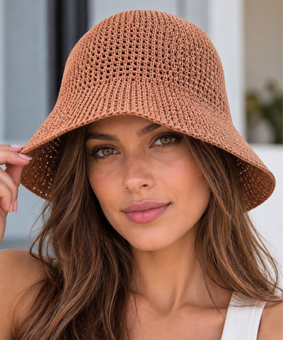 Chapéu bucket vazado terracota sendo usado por modelo, trama de malha respirável