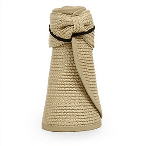 Chapéu de palha feminino viseira cor bege dobrada, mostrando formato compacto para guardar na bolsa