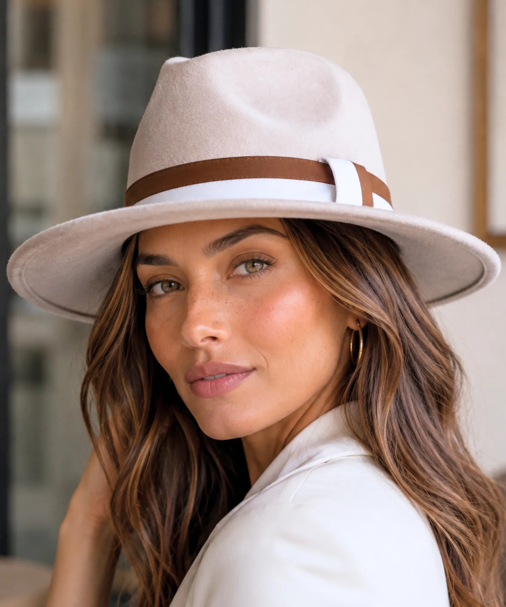 Comprar chapéu fedora feminino aba larga camurça fita bicolor copa estruturada elegante barata em promoção Anellimn