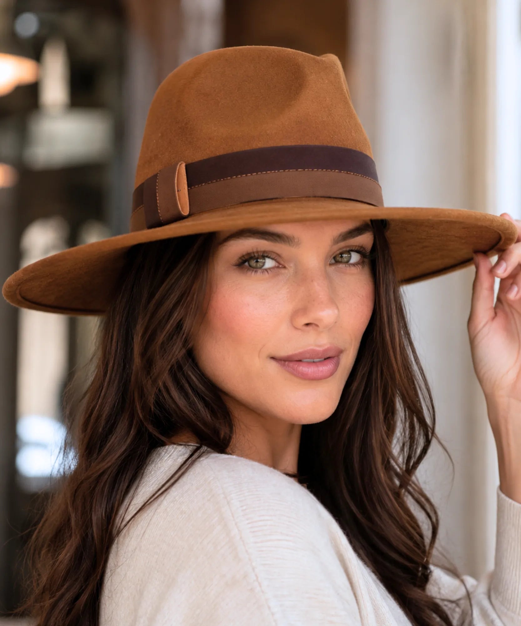 Comprar chapéu fedora feminino aba larga camurça fita bicolor copa estruturada elegante barata em promoção Anellimn