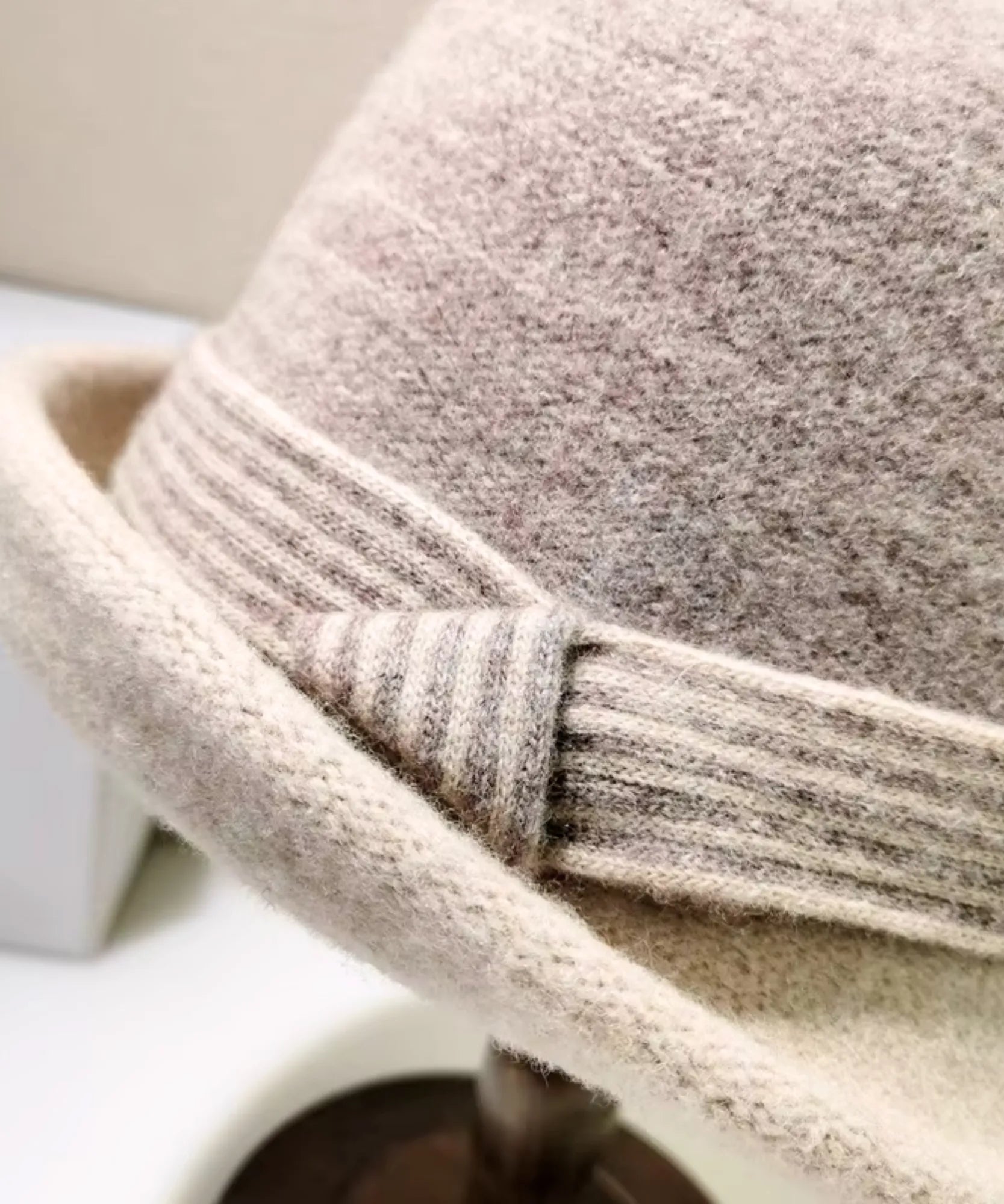 Comprar chapéu feltro feminino cloche lã aba curta faixa listrada copa arredondada inverno vinho bege preto promoção ANELLIMN
