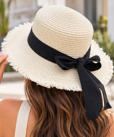 Chapéu de palha feminino branco com laço da fita preta em destaque