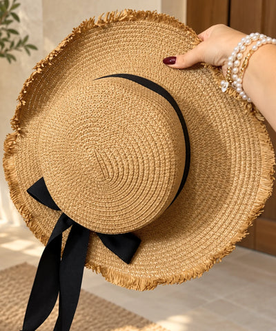 Detalhe do tecido em tatting e do laço estilo coreano do chapéu de palha marrom