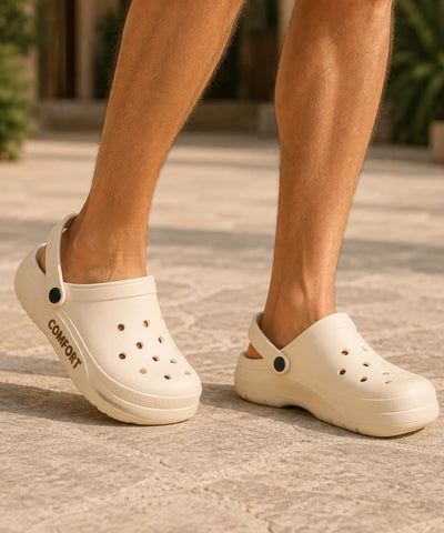 Chinelo masculino bege nos dois pés em piso externo