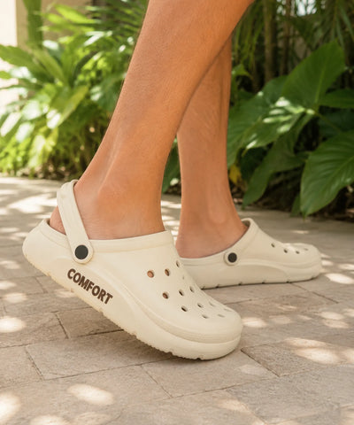 Chinelo masculino bege de perfil no pé