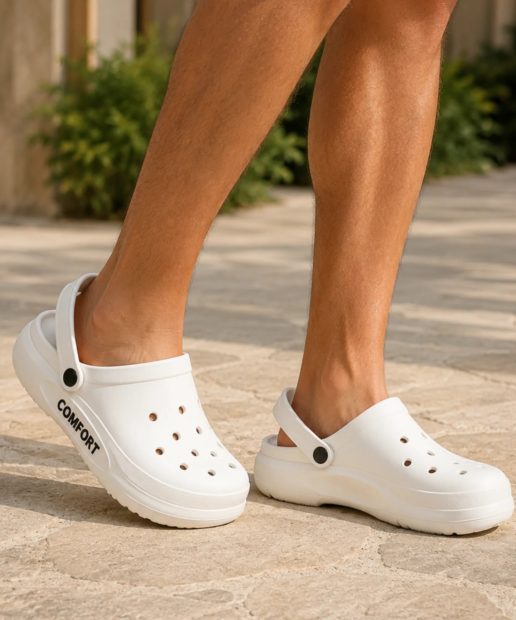 Chinelo masculino branco nos dois pés em piso externo