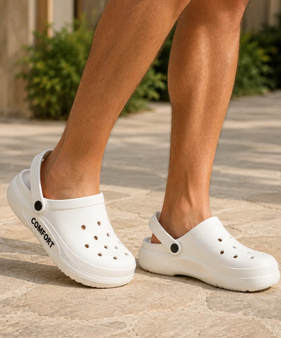Chinelo masculino branco nos dois pés em piso externo